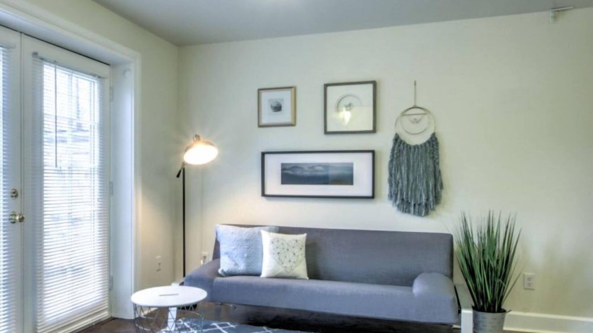 Broadway Apartment | Studio in heart of Capitol Hill – Apt D