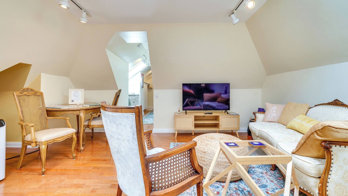 Summit - University Apartment | Studio in Historic Cathedral Hill Neighborhood!