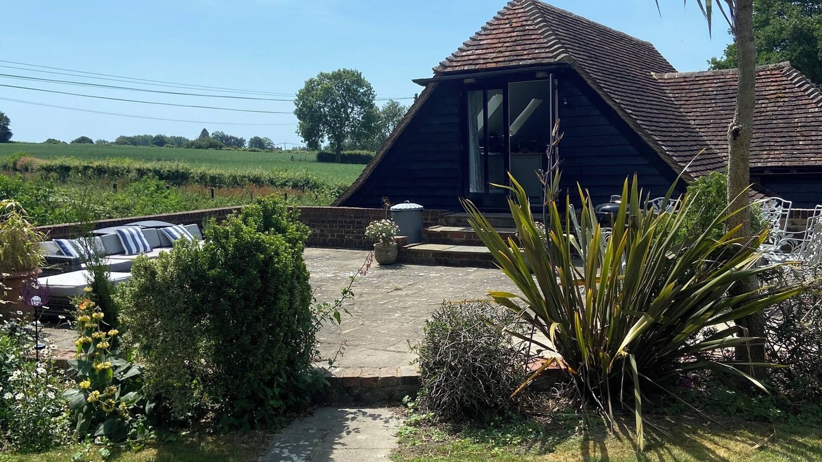 Willesborough Apartment | Studio in mature English gardens in an area of outstanding natural beauty