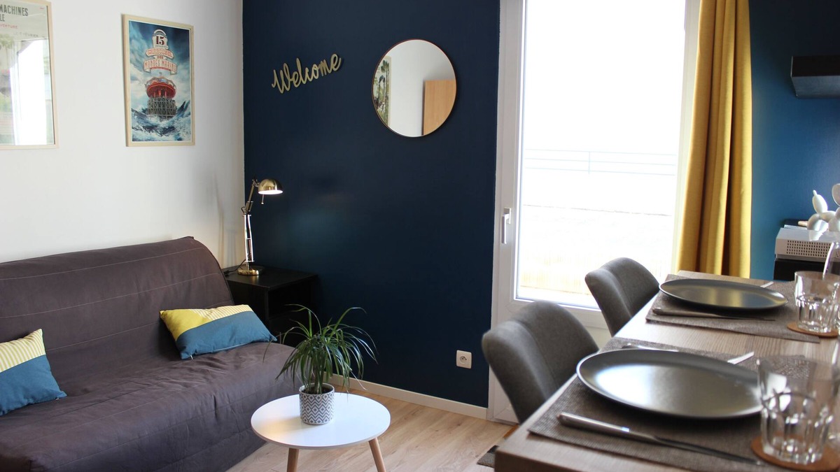 Quai de la Fosse Apartment | Studio in the City Center with Terrace and Secure Parking