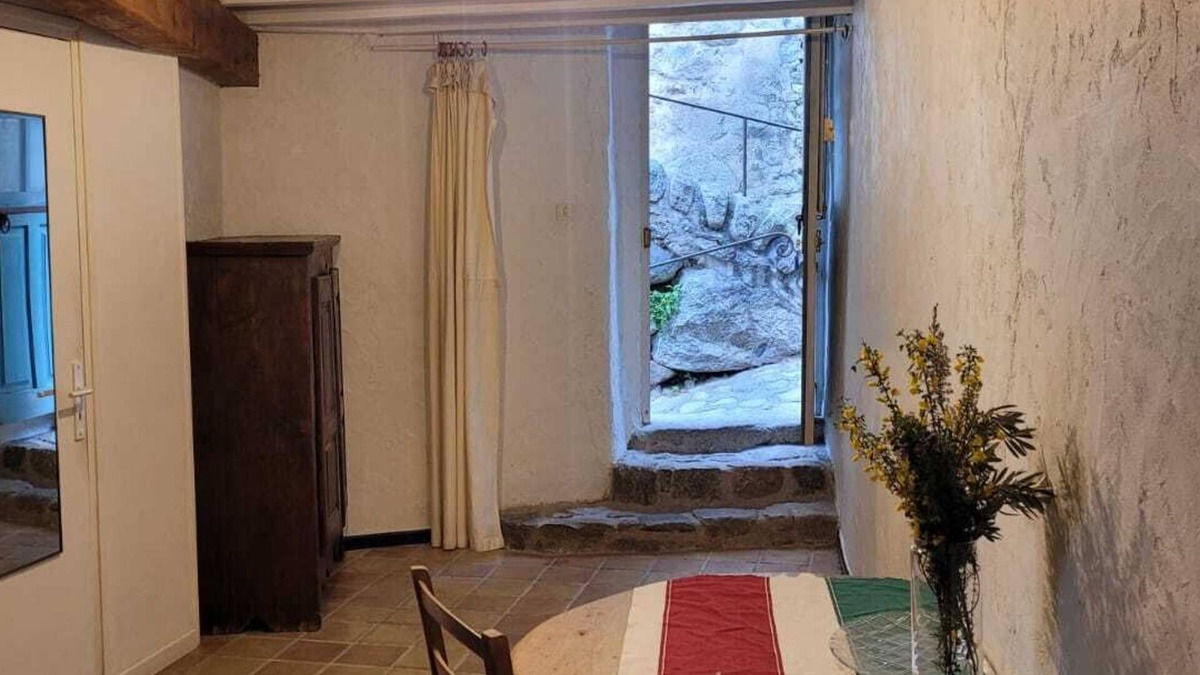 Eus Apartment | Studio in the heart of the village of Eus