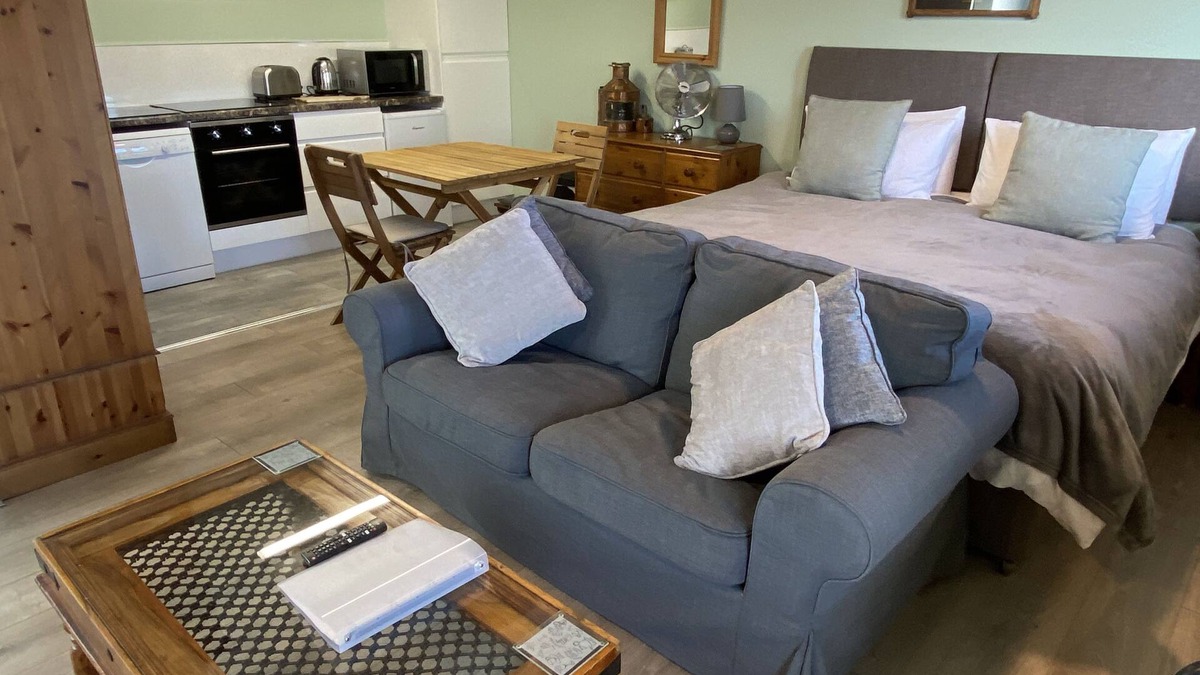 East Budleigh Apartment | Studio in the idyllic countryside 2 miles from the beach in Devon with Hot Tub