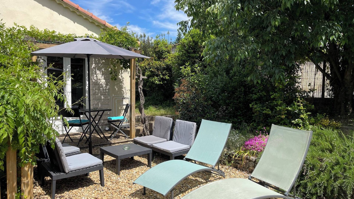 Saint-Hilaire-de-Brethmas Apartment | Studio in the pines and swimming pool