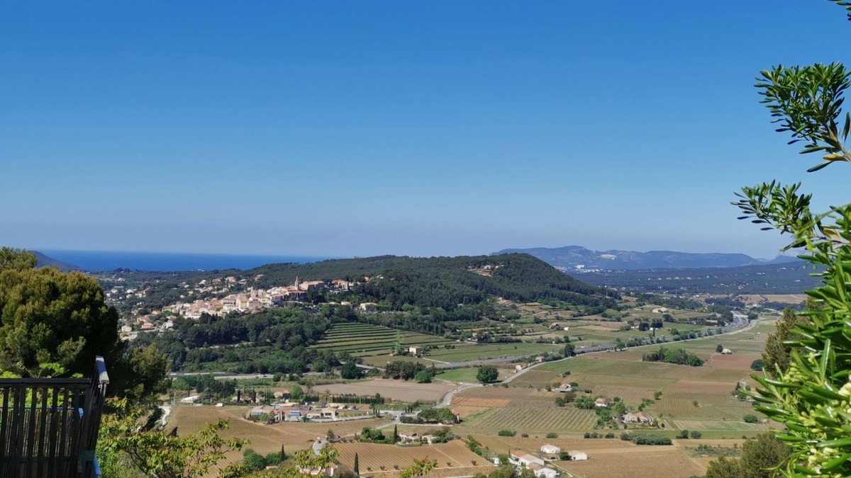 Village of Castellet Apartment | Studio in the ramparts of the village of Le Castellet, 10 minutes from the beach