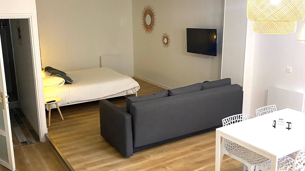 Le Creusot Apartment | Studio Jardint-Studio-Standard-Ensuite-Garden view