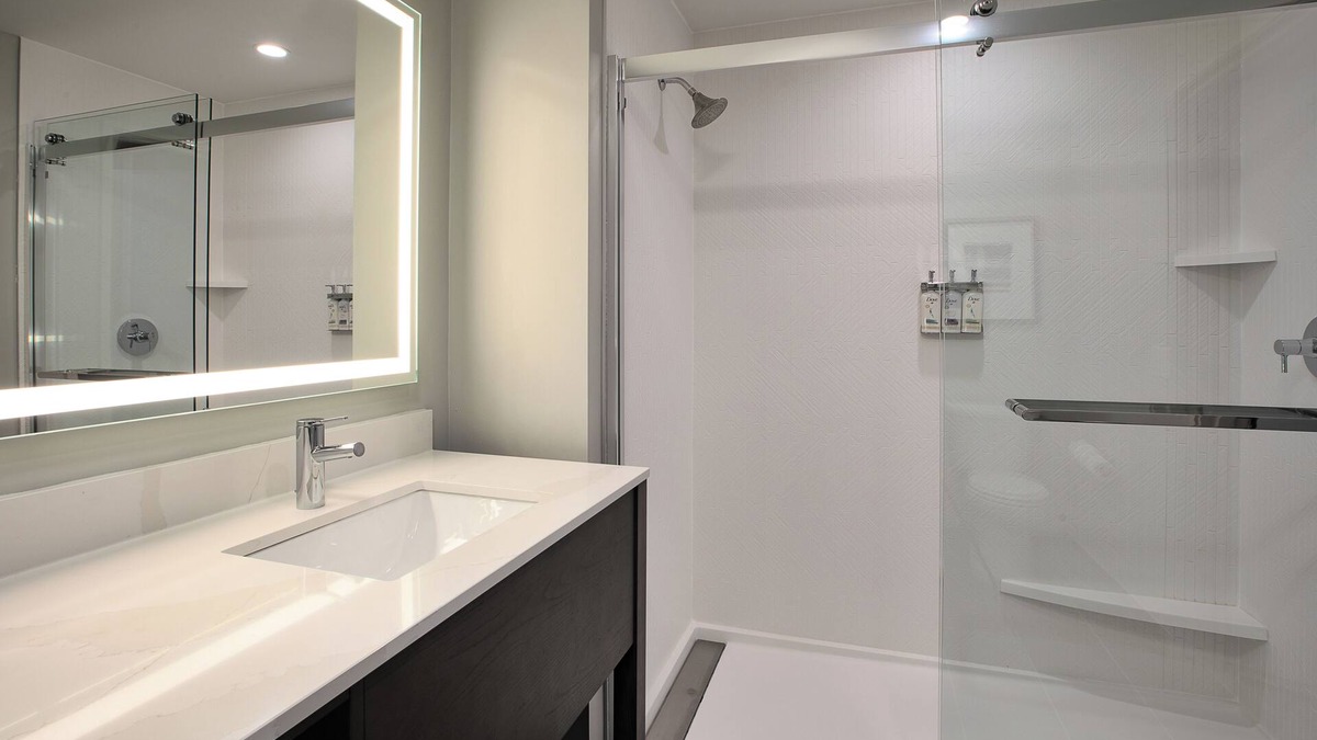 Crystal Springs Apartment | Studio King Suite in Grand Rapids with AC, WiFi, Fitness Room and Breakfast