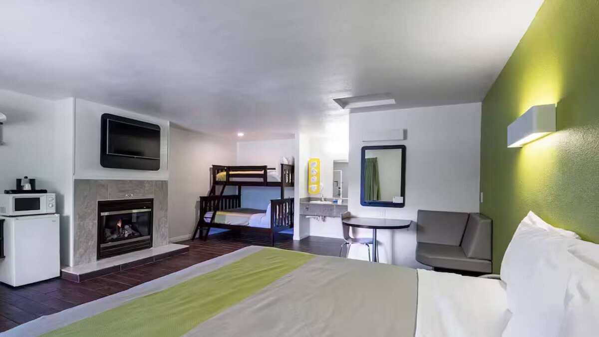 Munras Avenue Hotel | Studio King With BunkBeds Near Downtown Monterey