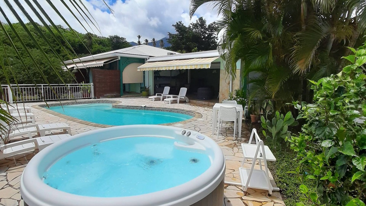 Saint-Pierre Apartment | Studio l'Amélie, pool & jacuzzi, sea view, quiet location. Habitation Perle Créole
