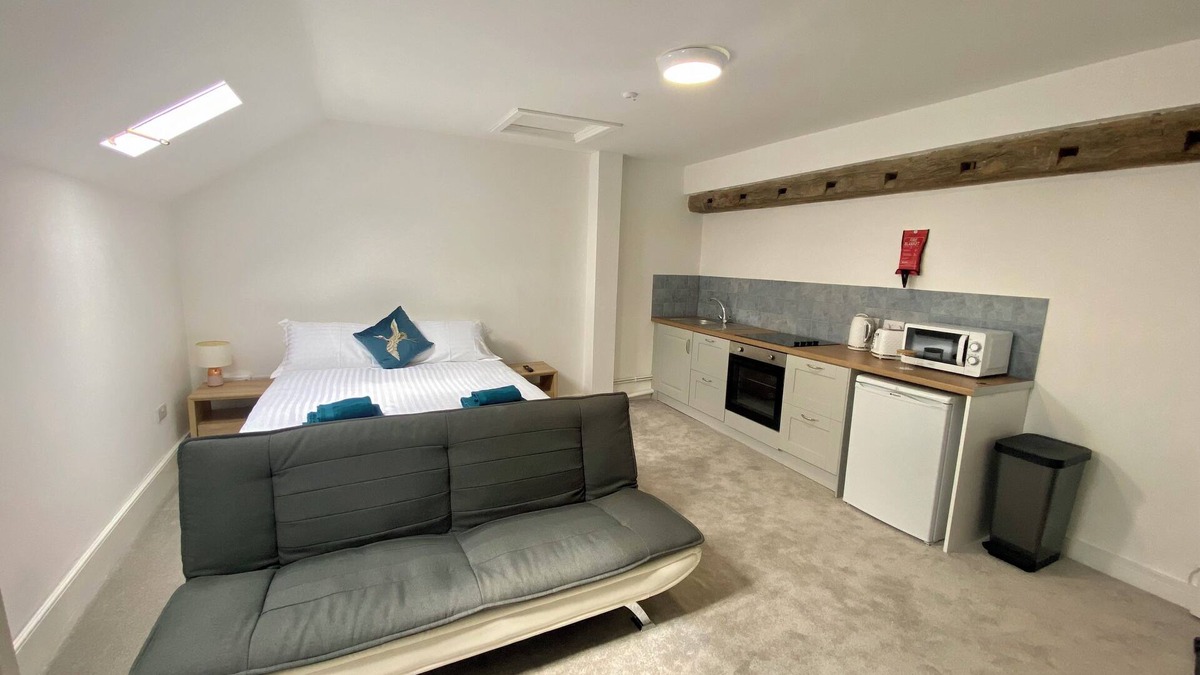 Upton upon Severn Apartment | Studio loft apartment in the centre of Upton upon Severn with parking and WIFI