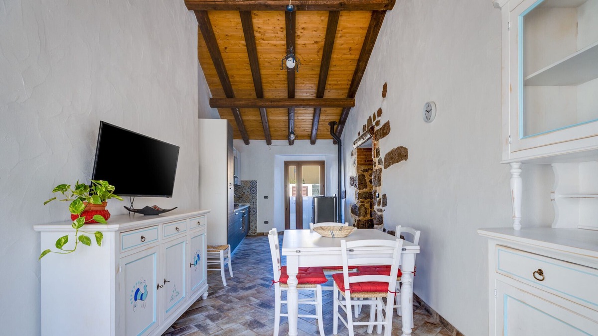 Abbasanta Apartment | Studio "Loft Sant'Antonio" with Garden & A/C
