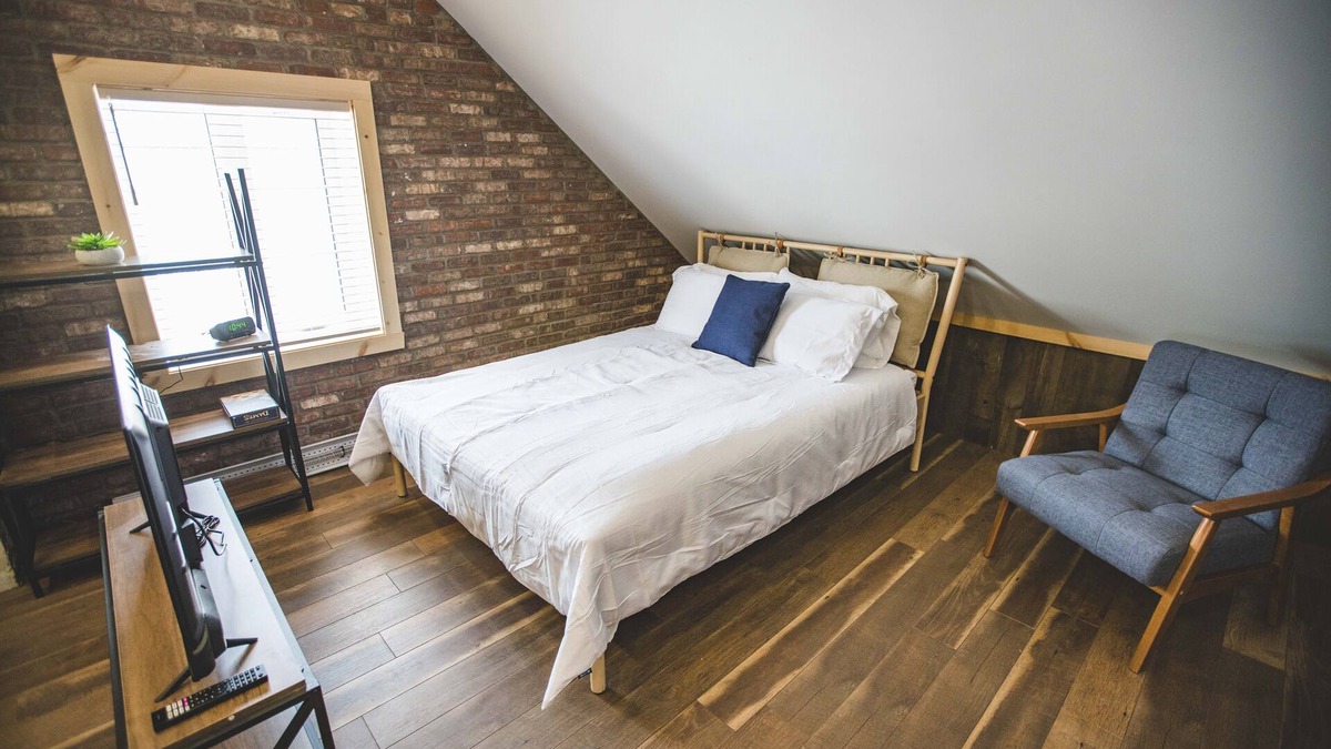 Saint-Raymond Apartment | Studio Lofts, vaulted ceilings