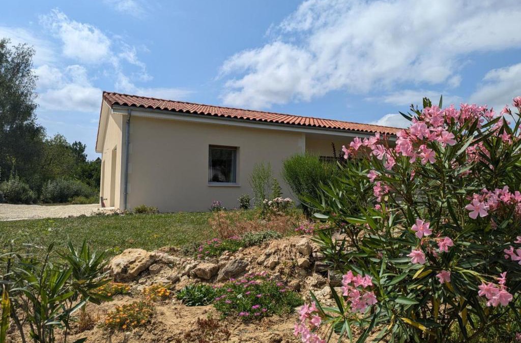 Baignes-Sainte-Radegonde Apartment | Studio moderne avec WiFi et parking à Baignes - FR-1-653-270