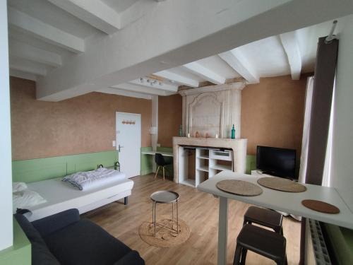 Le Vieil-Bauge Apartment | Studio meublé au pied des clochers tors