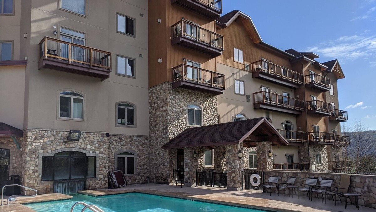 Ellicottville Resort | Studio Murphy Room at the Tamarack Resort (X06)
