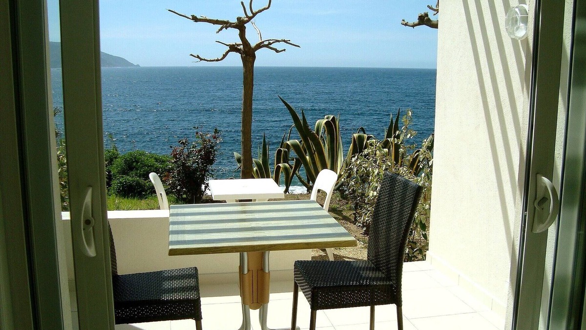 Casaglione Apartment | Studio N°2 in Tiuccia, waterfront, air-conditioned, wifi