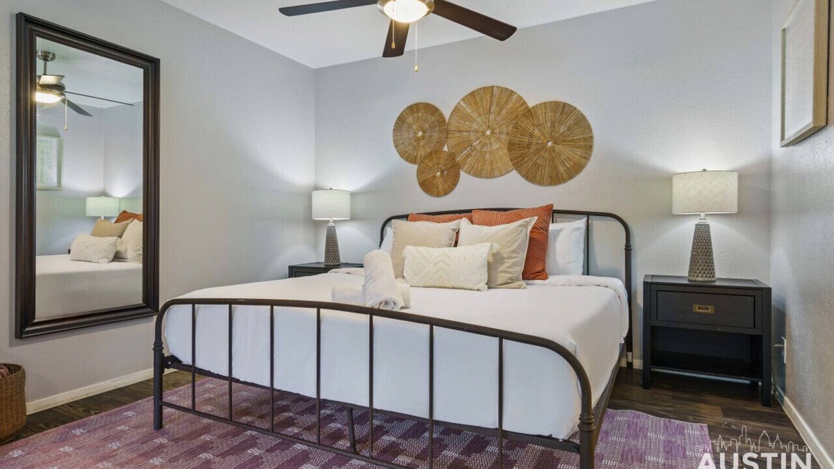 Old Enfield Apartment | Studio Near Downtown + Free Parking + Pets Allowed