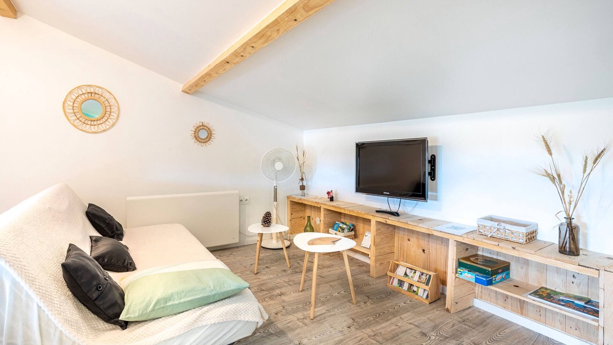 Oulmes Apartment | Studio 'Near Marais Poitevin' with Wi-Fi