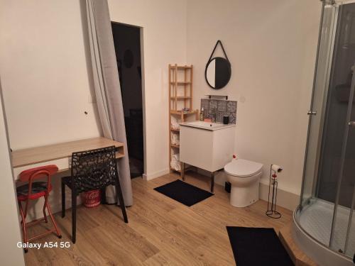Guecelard Bed & Breakfast | Studio neuf avec espace de travail séparé