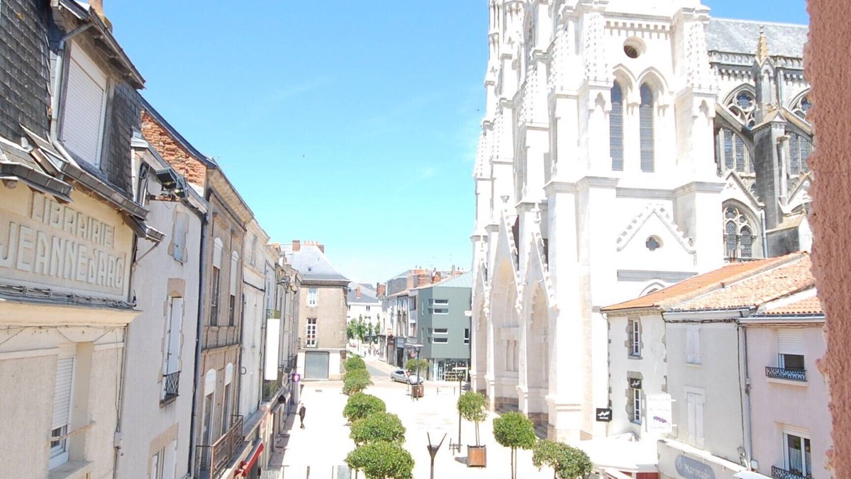 Cholet Apartment | Studio Notre Dame 3 in the heart of town, 30 minutes from the Puy du Fou park