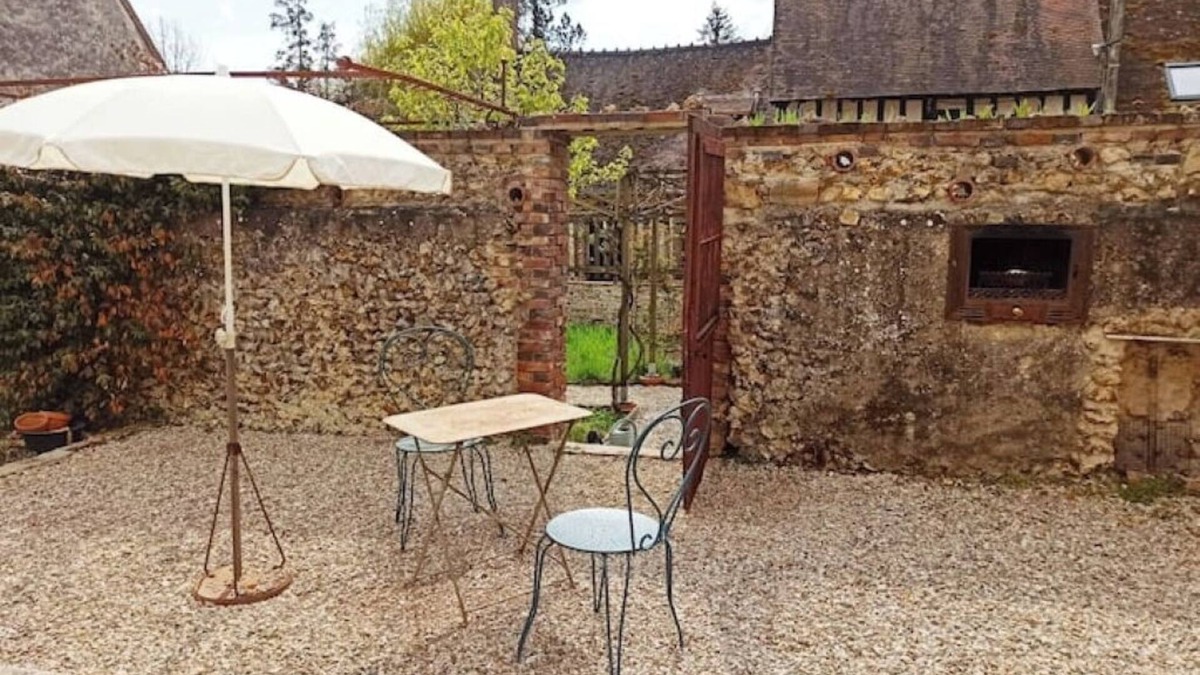 Dicy Apartment | Studio overlooking courtyard and garden - Gîte au Village 89120 DICY