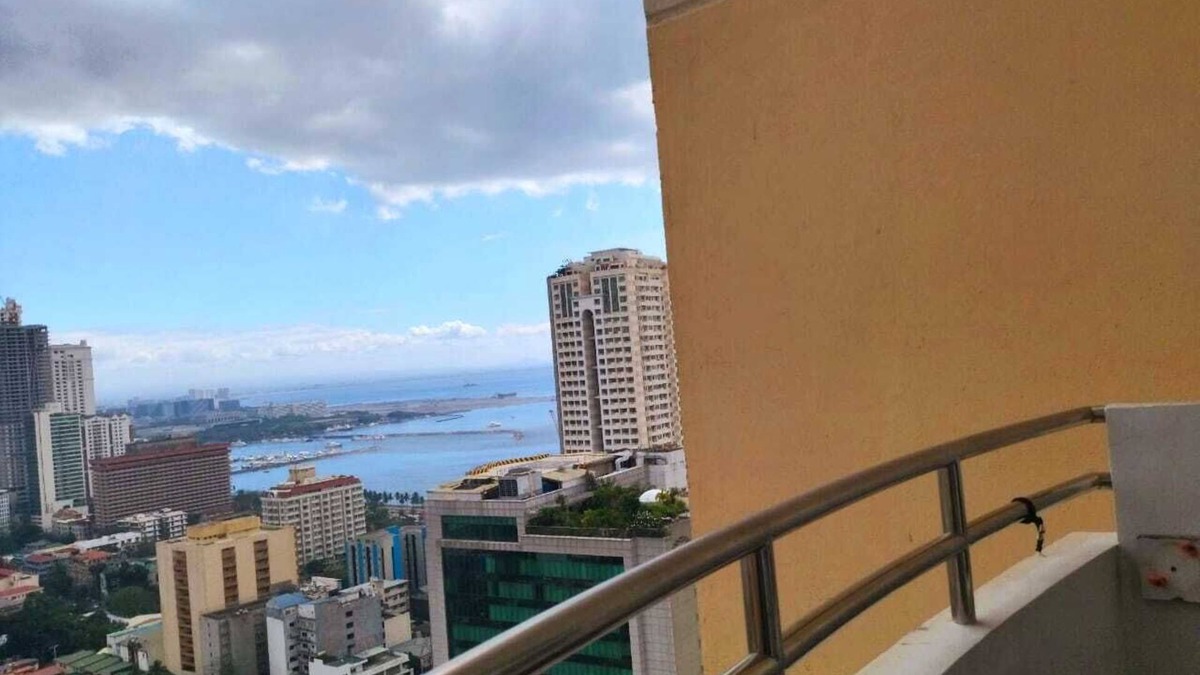 Ermita Night District Condo | Studio on 30th flr with Balcony | Stunning Overlooking City of Manila & Bay