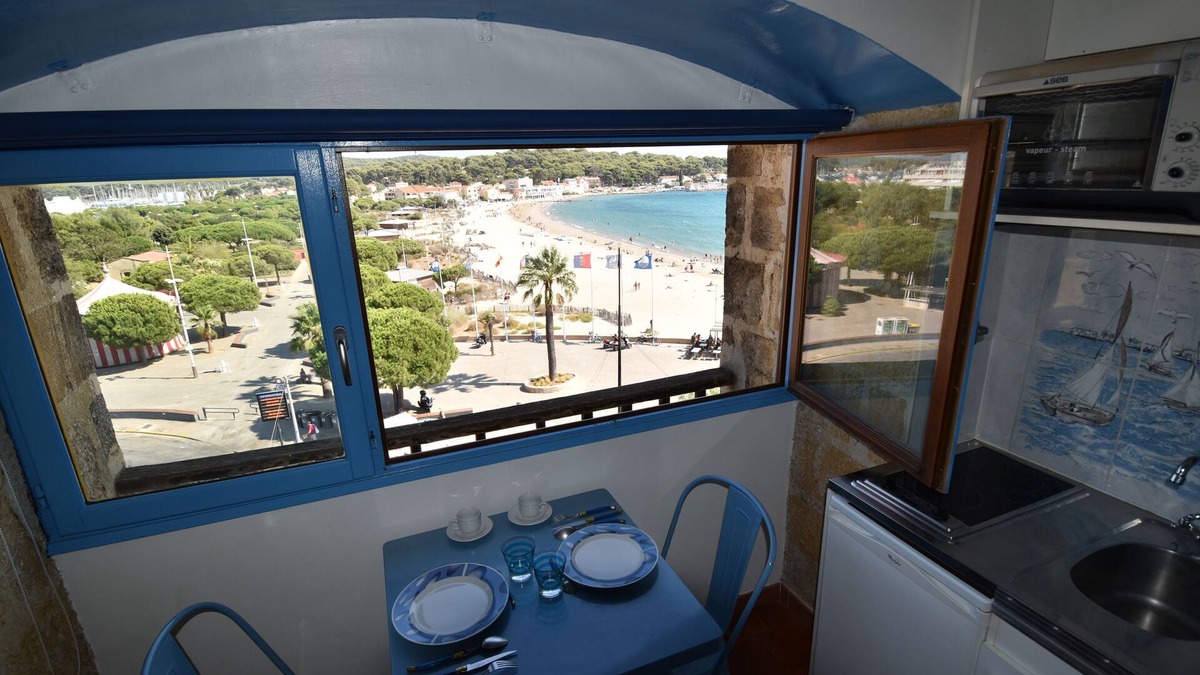 Les Sablettes Apartment | Studio on the Beach, feet in the water