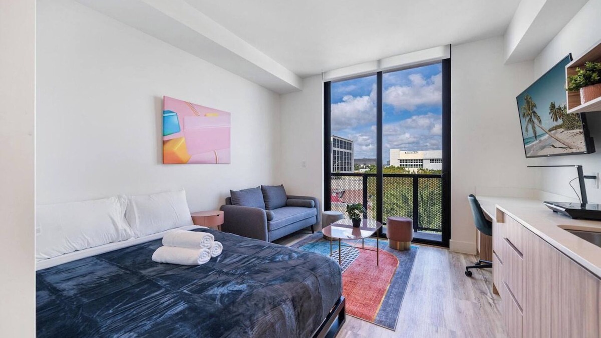 East Little Havana Apartment | Studio @ Pastel with Balcony City View