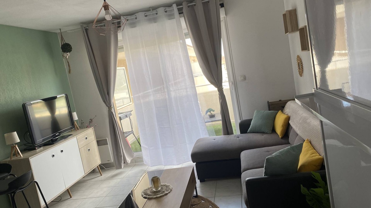 Brignoles Apartment | Studio pool ideal location