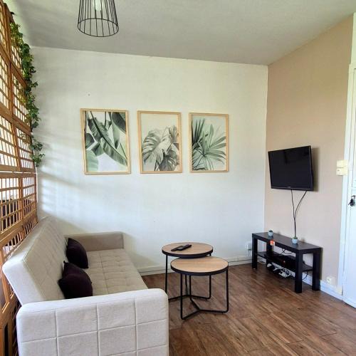 Vaulx En Velin Village Apartment | Studio privé