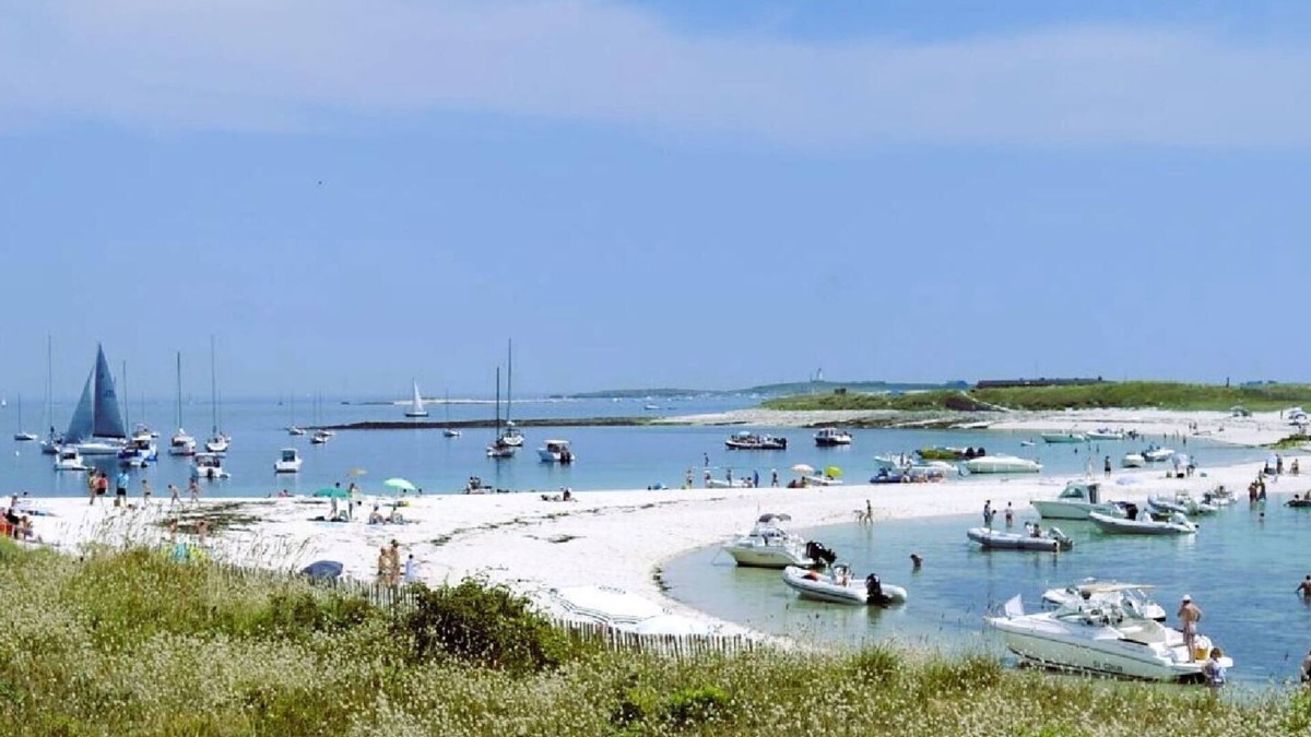 Benodet Apartment | Studio sea view- Facing the Trez beach - private parking- Internet-