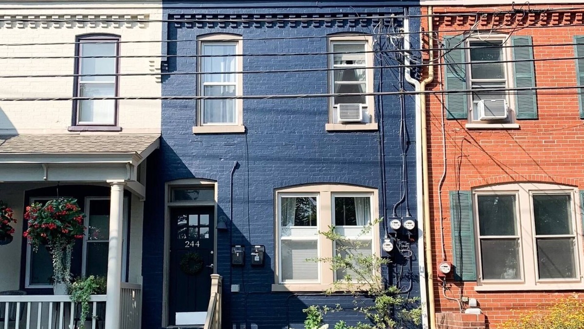 Lancaster House | Studio Style - open space No private bedroom Downtown Lancaster