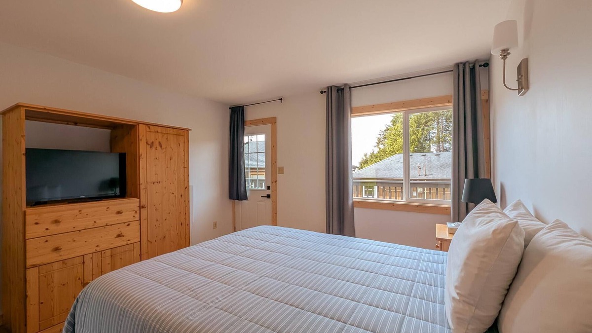 Ucluelet Hotel | Studio Suite Full Bathroom | #6