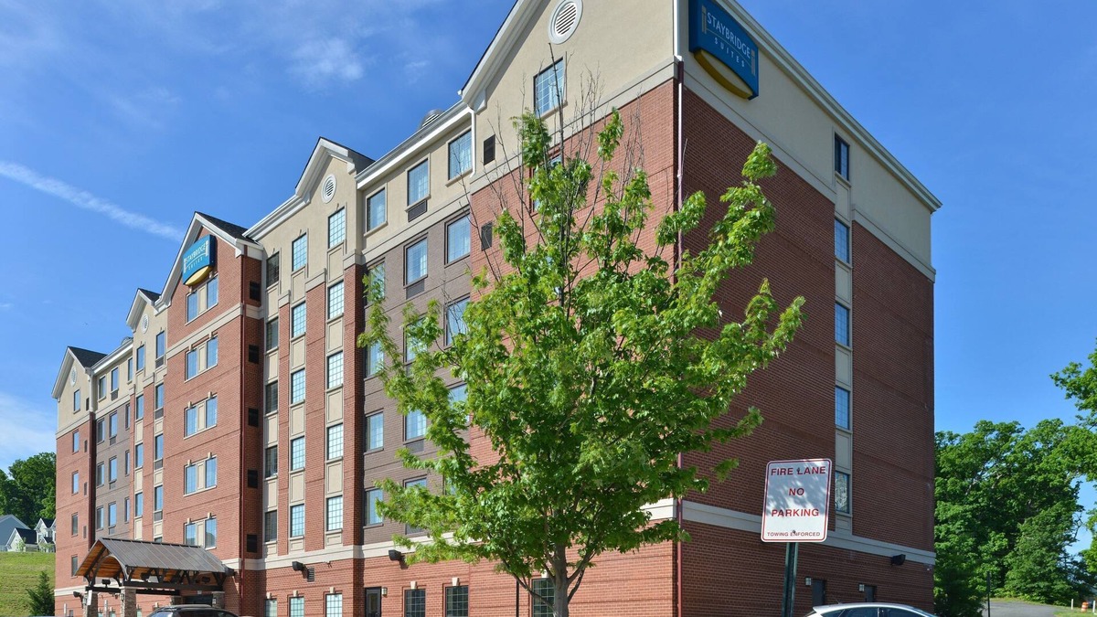 Aquia Harbour Condo | Studio Suite in Stafford! Shared Indoor Pool + BBQ Area