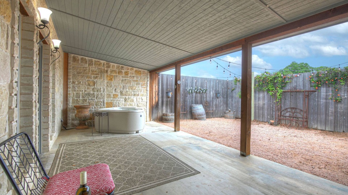 Fredericksburg Cottage | Studio Suite with Hot Tub 10mins To Fred!