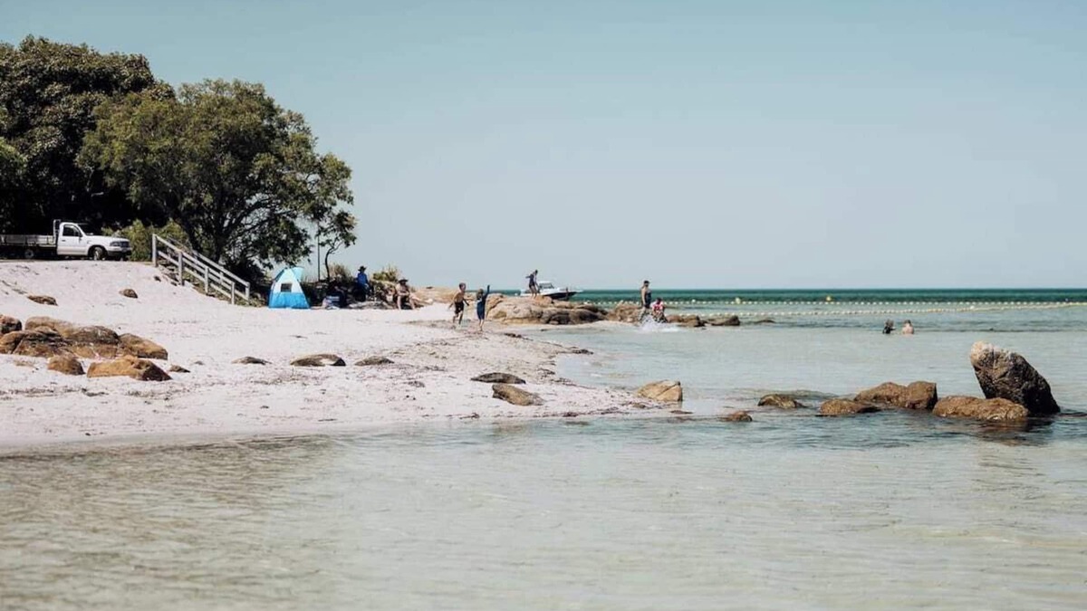 City Of Busselton House | Studio Sur Mer - Seaside Escape on the beach