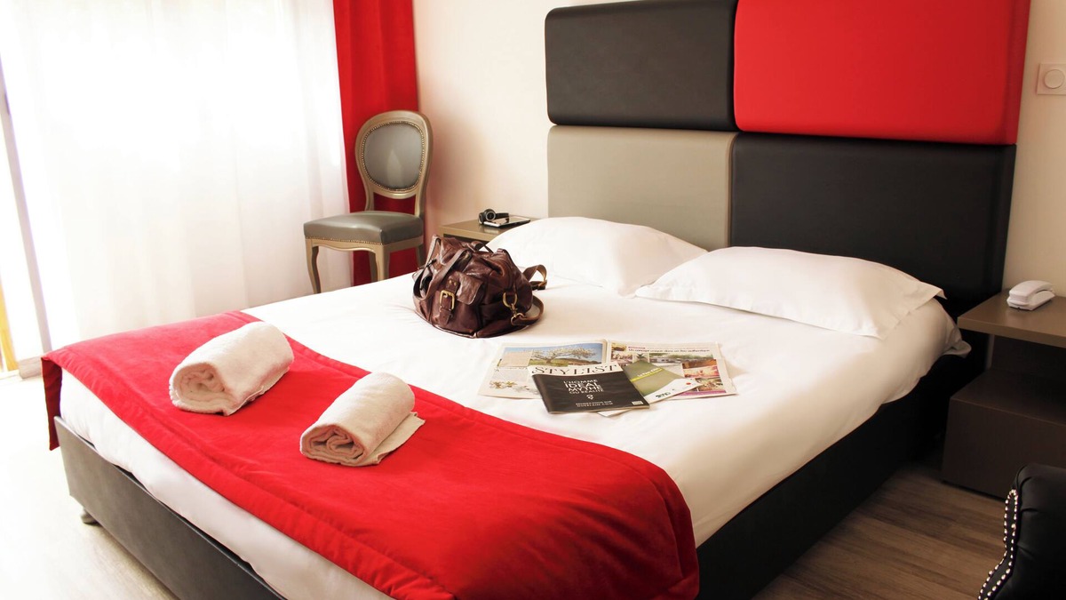 Eguilles Hotel | Studio Unit in Beautiful Aix-en-Provence! Free Parking, Pool & Pets Allowed!