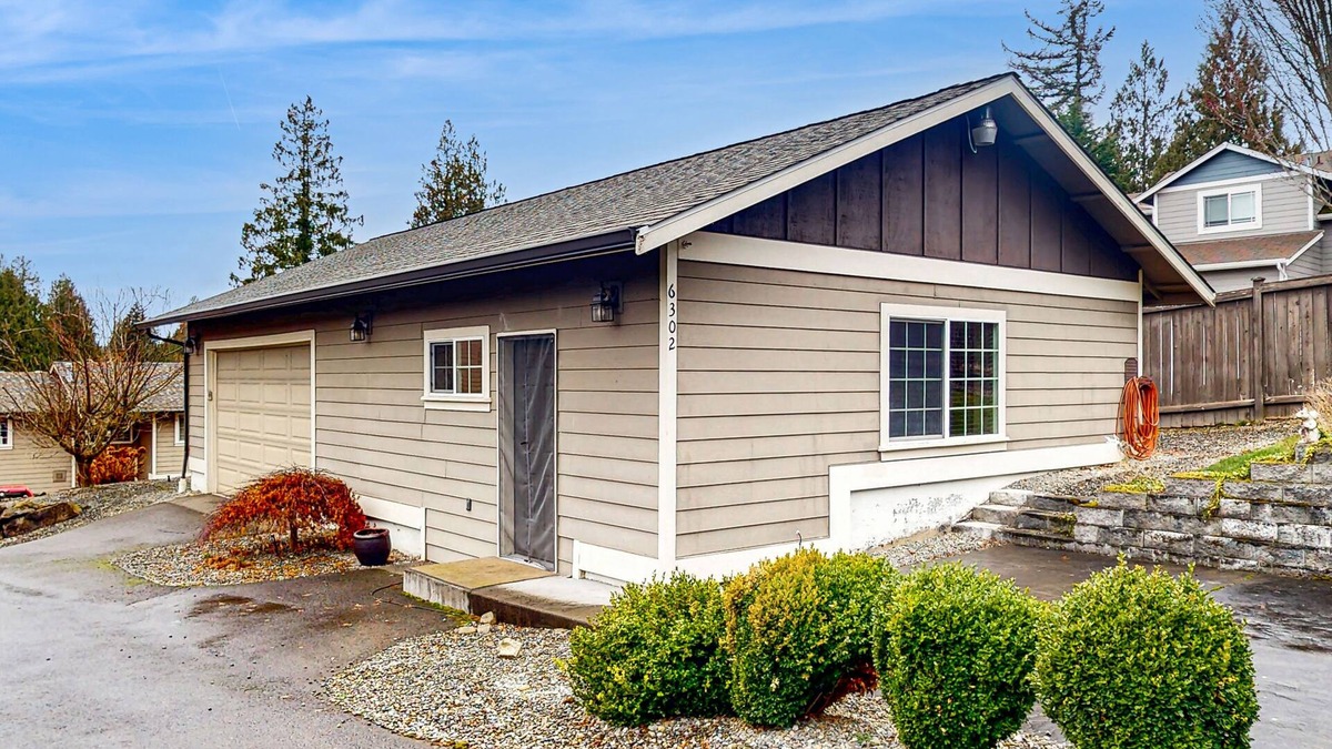 Bonney Lake Apartment | Studio unit with full kitchen, W/D, fireplace, & patio area