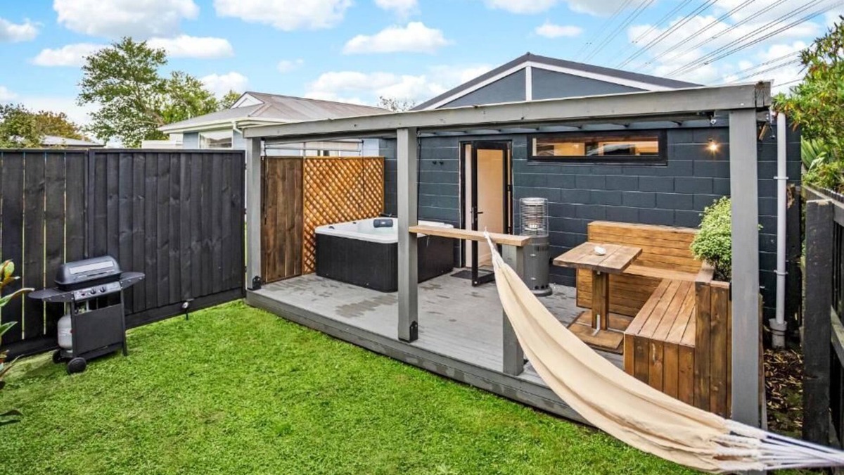 Christchurch House | Studio Unit with Spa Bath