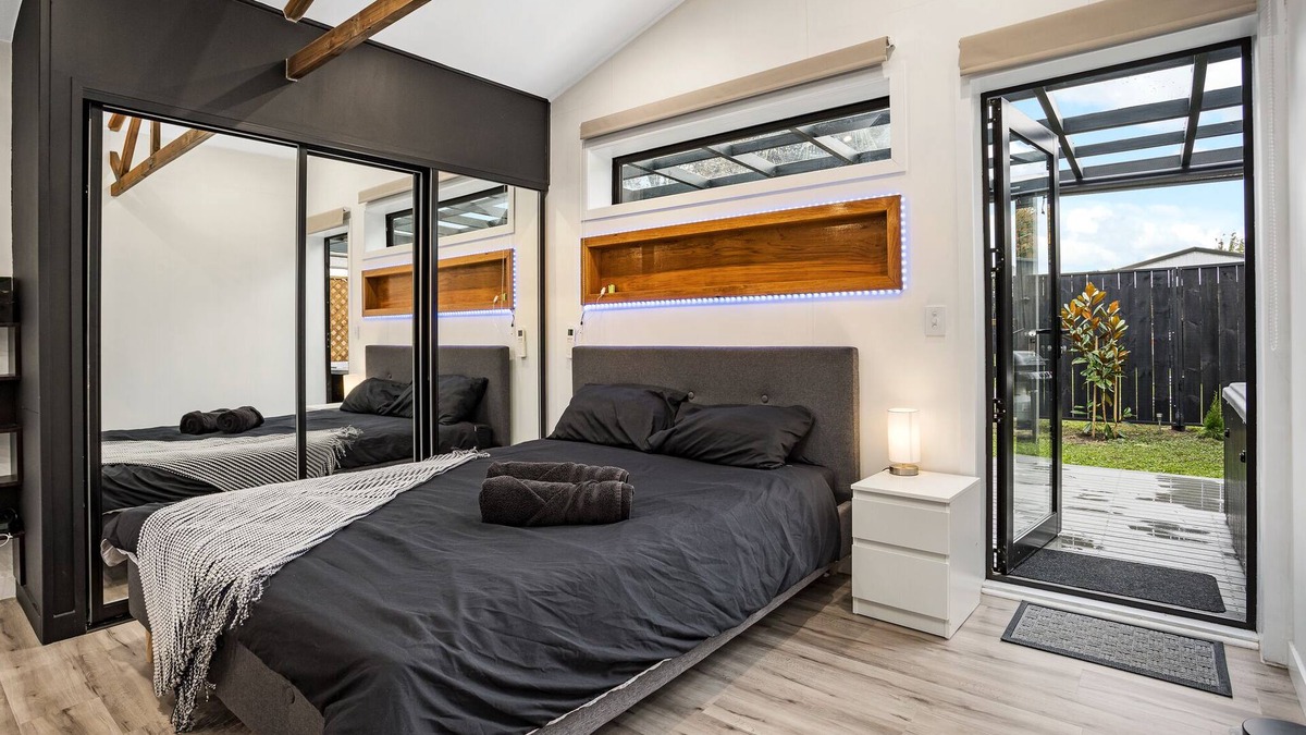 Hornby House | Studio Unit with Spa Bath!