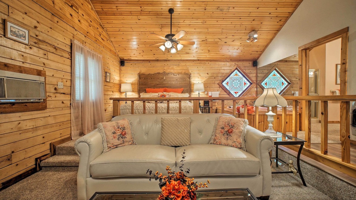 Eureka Springs Cabin | Studio w/Deck: Near Thorncrown Chapel & Lakes