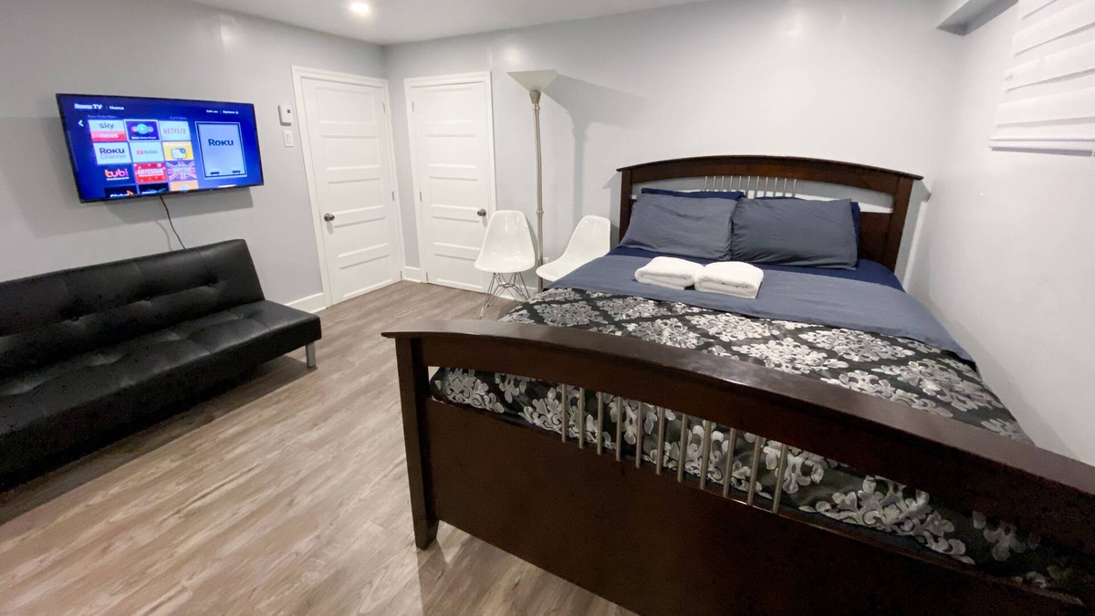 Cote-Des-Neiges—Notre-Dame-De-Grace Apartment | Studio w/NETFLIX, Ensuited Bathroom in Centre Montreal