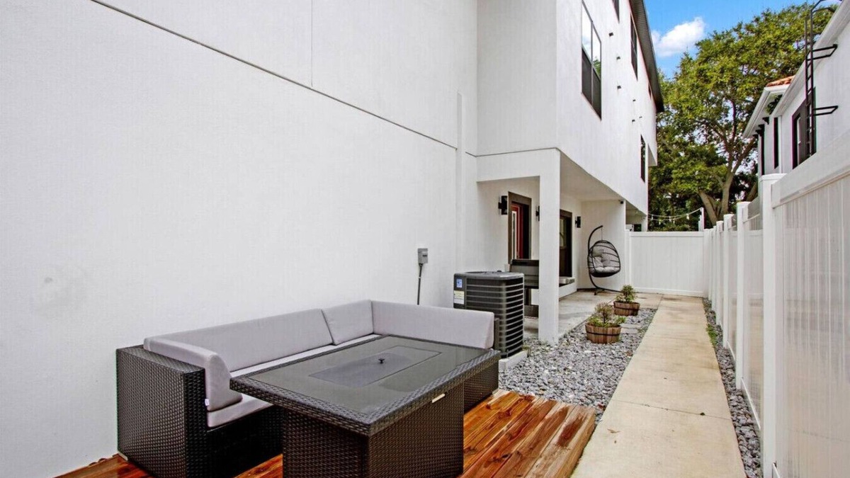 Courier City - Oscawana Apartment | Studio w/Patio & Grill by Soho Bars/Restaurants