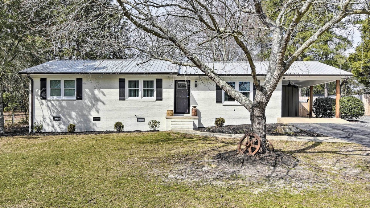 Southern Pines Apartment | Studio w/Patio - Walk to Hikes, Sights & Bites