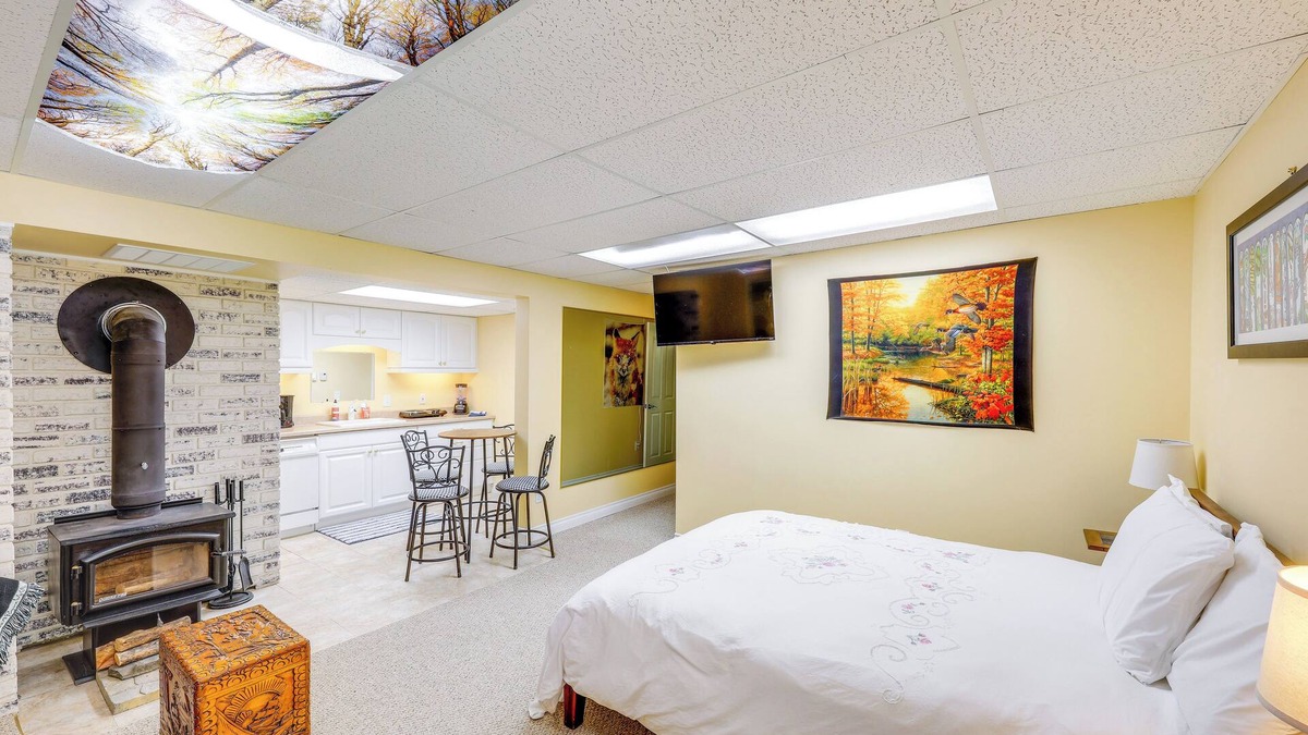 Libby Apartment | Studio w/Shared Hot Tub: Walk to Happy's Inn