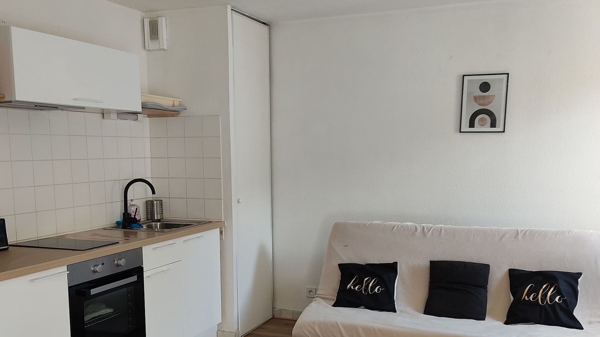 La Madeleine Apartment | Studio with balcony in Nice - 15 min from the sea