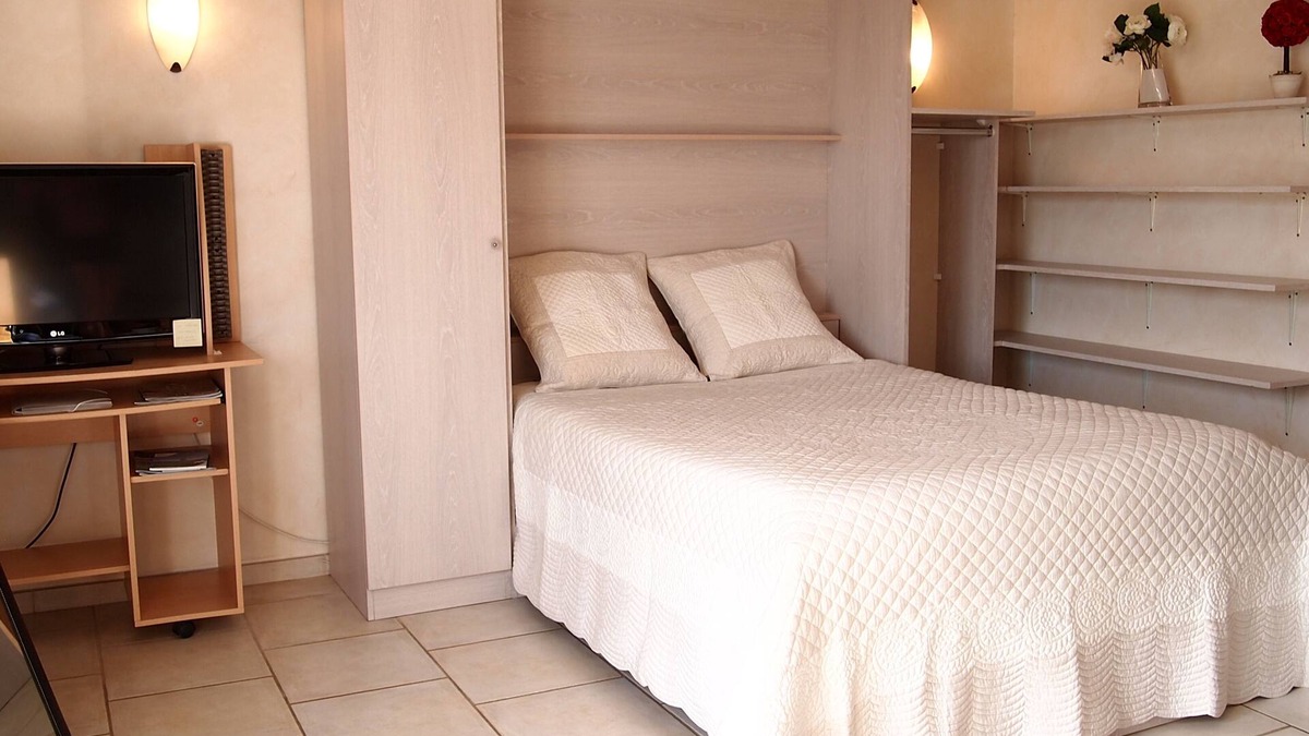 Annecy Apartment | Studio with Balcony Mountain View 3min Lake. Close to shops and transportation