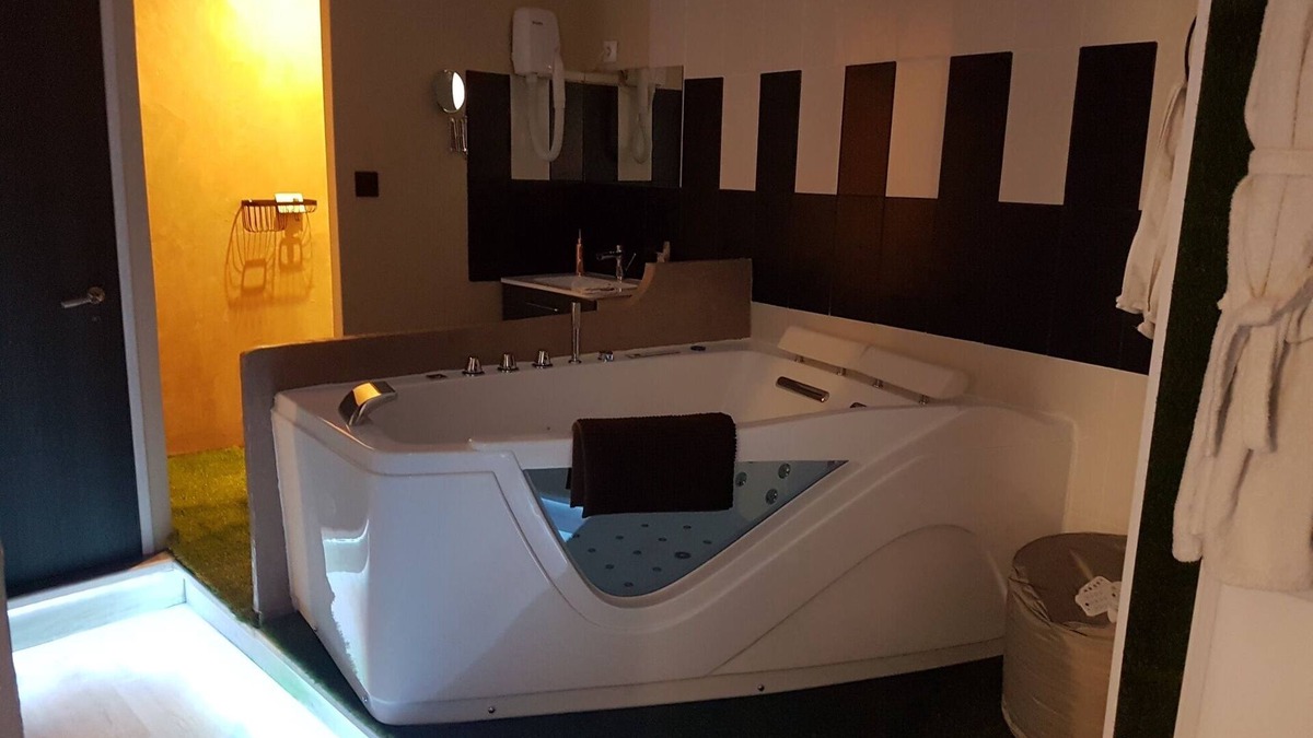 Epernay Apartment | Studio with private jacuzzi, terrace and balcony and billiards