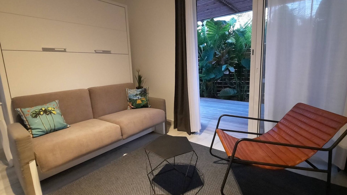 Anse des Flamands Apartment | Studio with separate entrance 3 minutes from the beach