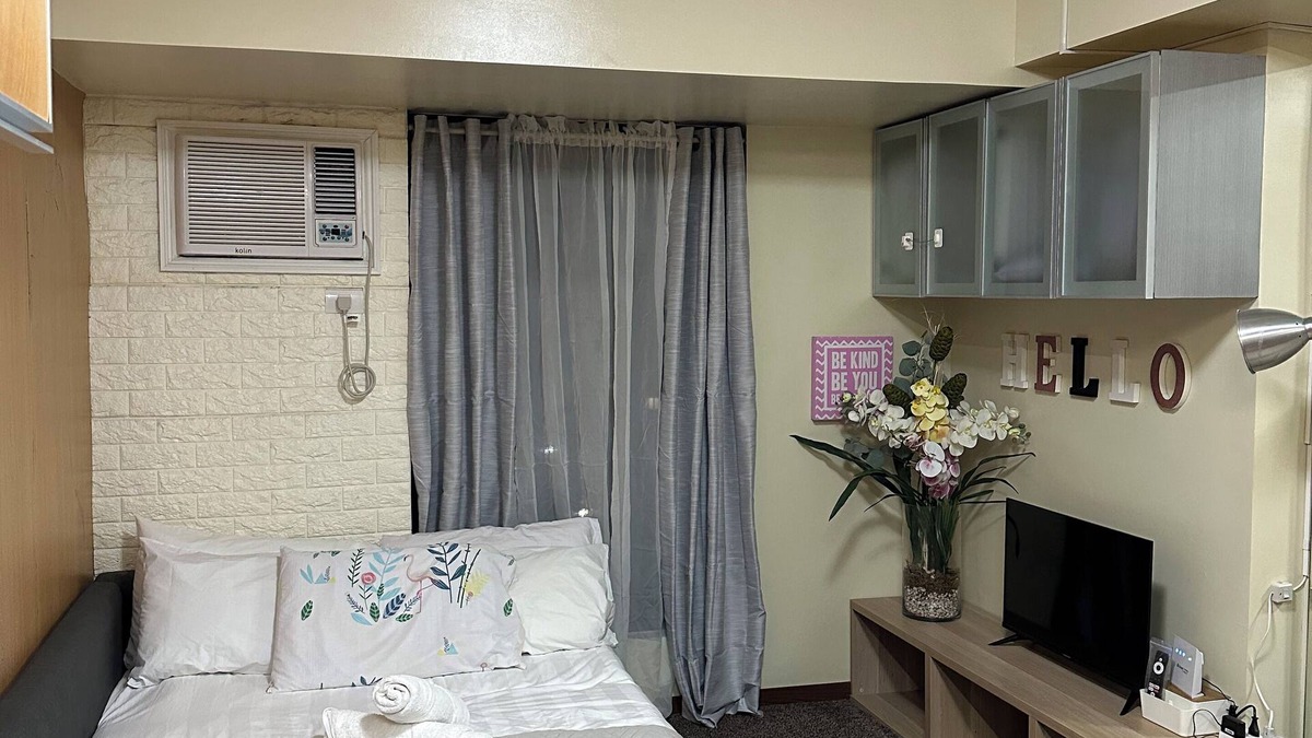 Silang Junction South Condo | StudioCo - Tagaytay Staycation with AC, WiFi & Netflix access accessible