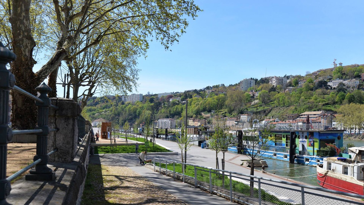 2nd Arrondissement Boat Rental | Studo barge, CASTOR, unusual, heart of Lyon, edge of Saône, old Lyon,